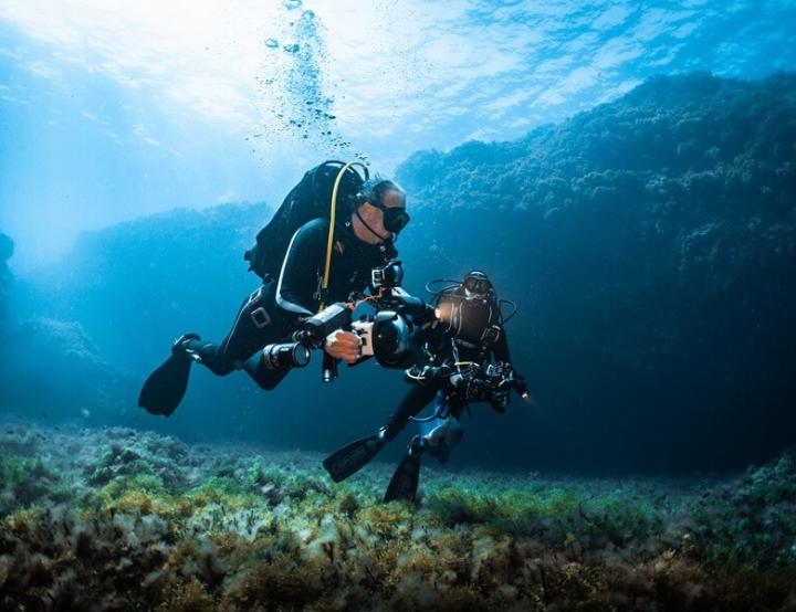 El biólogo marino Andrea Spinelli durante la exploración en Skerki.