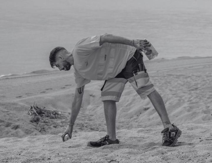 Durante su jornada laboral, Enric se dedica a limpiar el paseo marítimo y a mantener la playa limpia de basura.