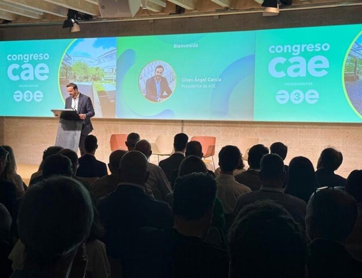 Imagen de la apertura del evento, durante la intervención de Ginés Ángel García, presidente de la Asociación de Empresas de Eficiencia Energética (A3E).