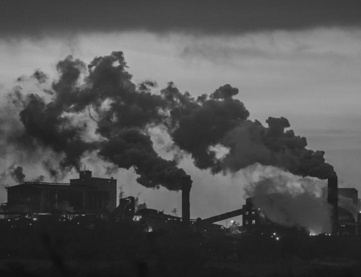 Vista de instalaciones industriales cuya actividad genera impactos ambientales, en el centro del debate sobre inversión responsable.