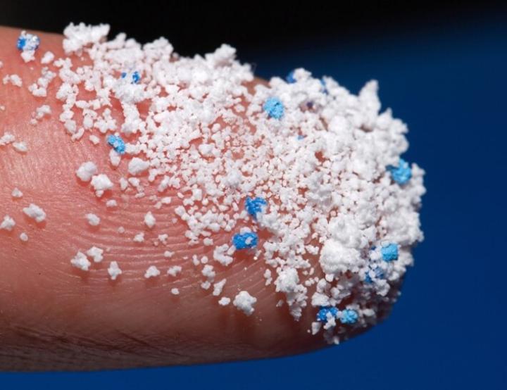 La exposición crónica a microplásticos está asociada con un aumento en la prevalencia de enfermedades cardiometabólicas, como la diabetes tipo 2 y la enfermedad coronaria.
