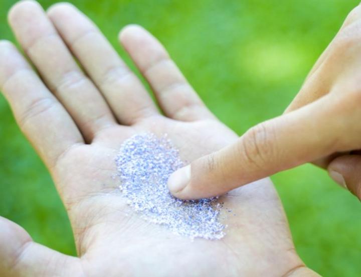 En los fluidos reproductivos de los hombres se han encontrado partículas de poliestireno, poliuretano, politetrafluoroetileno (Teflón), polietileno tereftalato  (PET) y poliamida.