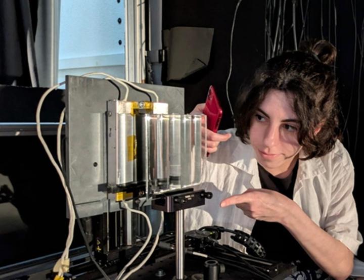 Almudena García durante la caracterización de las lentes fabricadas.