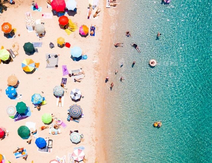 En España, se evaluaron 1.973 zonas de baño durante la temporada de 2025, de las cuales 1.752 fueron calificadas como de calidad “excelente”.