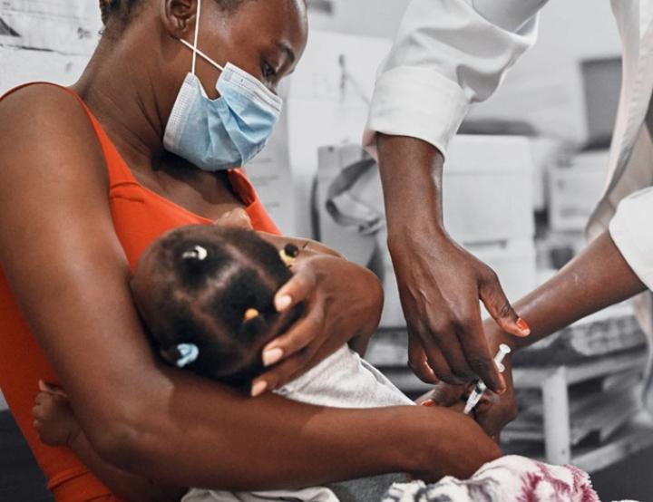 Una niña recibe una vacuna gracias a la Alianza para la Vacunación Infantil. © Fundación "la Caixa".
