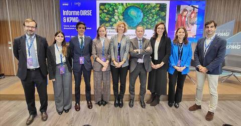 El documento analiza cómo la sostenibilidad se ha convertido en un eje estratégico en las empresas.