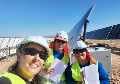 Estudiantes de la primera edición del curso de instalaciones fotovoltaicas durante sus prácticas.