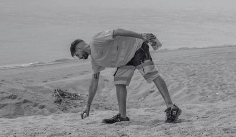 Durante su jornada laboral, Enric se dedica a limpiar el paseo marítimo y a mantener la playa limpia de basura.