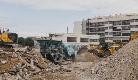 Imagen de las tareas de reconstrucción que continúan un año después de la dana de 2024. © Fundación &quot;la Caixa&quot;.