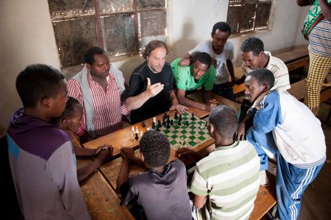 Álvaro Van den Brule en una de las escuelas en África de Ajedrez sin Fronteras.