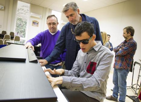 Emilio Aragón, con Alejandro y José Antonio, dos alumnos de Mosaico de Sonidos.