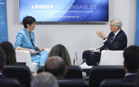 La ministra Elma Saiz junto a Fernando Ruiz, presidente de la Fundación SERES.