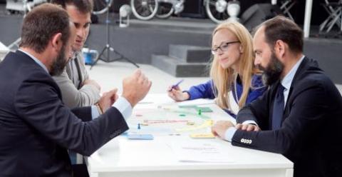 Directivos jugando a 'Integrity Now'.