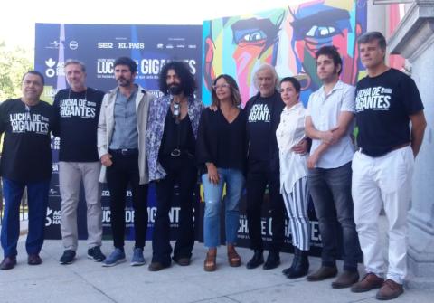 Emilio Aragón junto a varios de los artistas, periodistas y colaboradores que participan en 'Lucha de gigantes'.