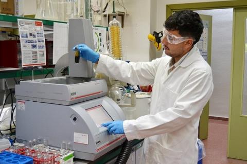 Álvaro Gallo-Córdova, uno de los autores principales del estudio, trabajando en el laboratorio.
