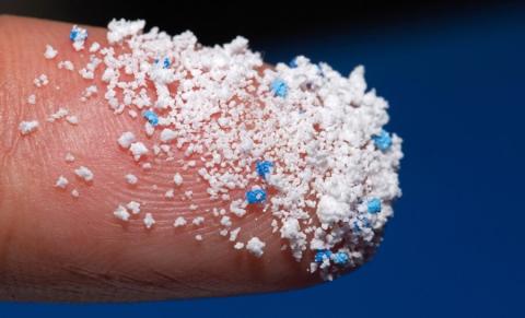 La exposición crónica a microplásticos está asociada con un aumento en la prevalencia de enfermedades cardiometabólicas, como la diabetes tipo 2 y la enfermedad coronaria.