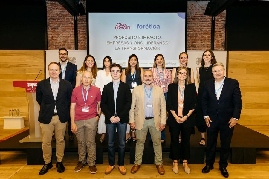 Foto de familia de los participantes del evento Give & Gain. Foto de familia de los participantes del evento Give & Gain.