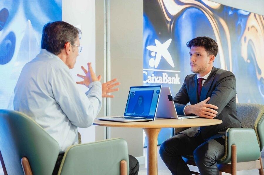 El servicio garantiza que las citas en las sucursales con personas con discapacidad auditiva se desarrollen con fluidez, lo que mejora la transparencia, fomenta la autonomía de este colectivo. El servicio garantiza que las citas en las sucursales con personas con discapacidad auditiva se desarrollen con fluidez, lo que mejora la transparencia, fomenta la autonomía de este colectivo.
