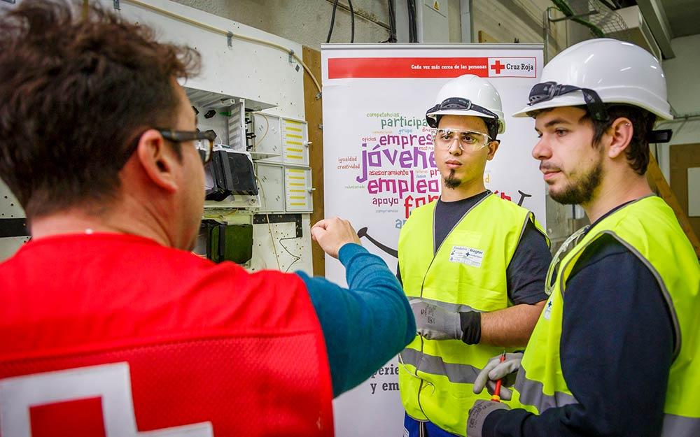 El 'Plan de Empleo' de Cruz Roja establece alianzas con empresas para fomentar la inclusión laboral.