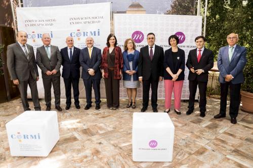 La ministra Carmen Montón junto a representantes del Cermi.