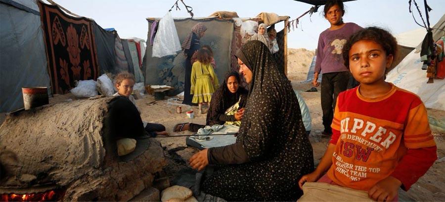Una mujer cocina pan en un horno en la Franja de Gaza. © UNRWA Una mujer cocina pan en un horno en la Franja de Gaza. © UNRWA