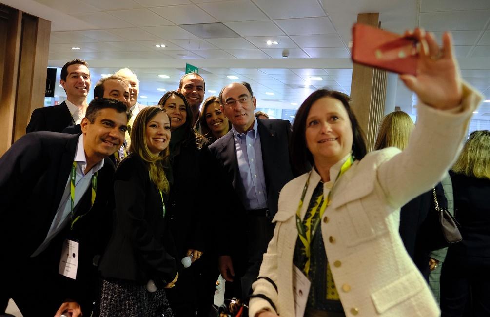 Ignacio Galán, con empleados de Iberdrola en el Campus de Formación de San Agustín de Guadalix (Madrid).