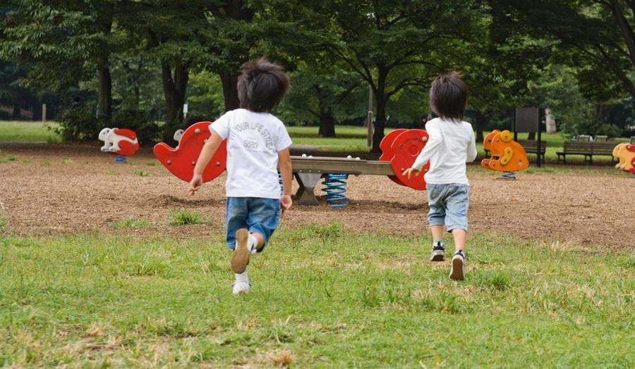 La calidad del aire interior y el acceso a espacios naturales, claves para la salud de los más pequeños.