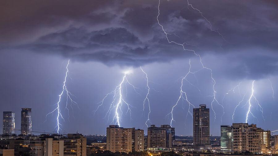 Las tormentas fueron a menudo severas y las inundaciones generalizadas, cobrándose al menos 335 vidas y afectando a unas 413.000 personas. Las tormentas fueron a menudo severas y las inundaciones generalizadas, cobrándose al menos 335 vidas y afectando a unas 413.000 personas.